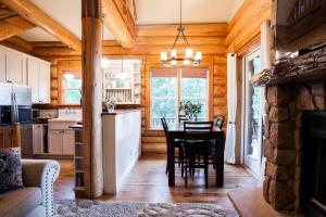 - une cuisine et une salle à manger avec une table et des chaises dans l'établissement Black Mountain Log Cabin Secluded, Pet-friendly 3BD with Hot Tub & Views!, à Black Mountain