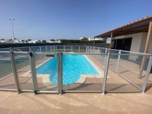 una piscina en el balcón de una casa en Villa Abuelo Paco en Playa Blanca