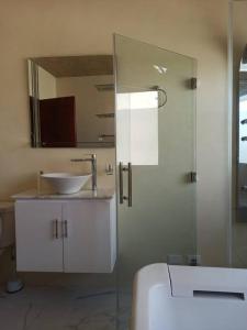 W łazience znajduje się umywalka i lustro. w obiekcie Apt con vista al Mar 1Br-1Bath w mieście La Romana