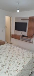 1 dormitorio con 1 cama y TV de pantalla plana en Flat em Itamaracá en Itamaracá