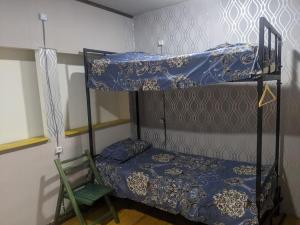 Palanda nebo palandy na pokoji v ubytování YOUR ROOM Hostel + 10 fotografií