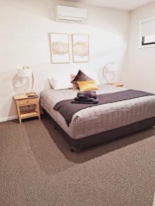 ein Schlafzimmer mit einem Bett mit zwei Lampen in der Unterkunft Neddidge in Albury