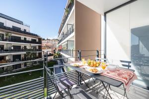 a balcony with a table with food on it at Queen Riviera : climatisation, parking, terrasse in Menton