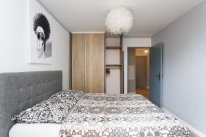 Kama o mga kama sa kuwarto sa Appartement confortable Proche de Paris - Balcon - Parking & Wifi