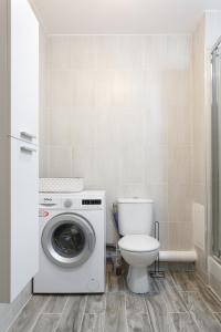 Bathroom sa Appartement confortable Proche de Paris - Balcon - Parking & Wifi