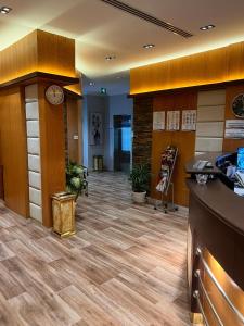 een lobby van een kantoor met een wachtkamer bij السعادة سويت - الملز الرياض Saada Suites Serviced Apartments in Riyad