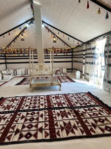 a room with a large rug on the floor at كوخ الملاذ الريفي MalathCottage in Al-ʿUla
