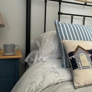 Un dormitorio con una cama con almohadas. en Caistor Bed & Breakfast, en Caistor