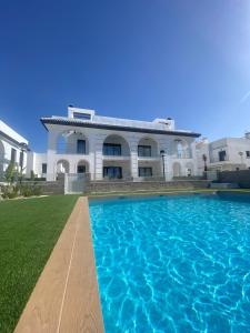 una casa grande con piscina frente a ella en Casa La Mariposa, en Ciudad Quesada
