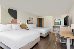 Spark by Hilton Hilton Head Island的电视和/或娱乐中心