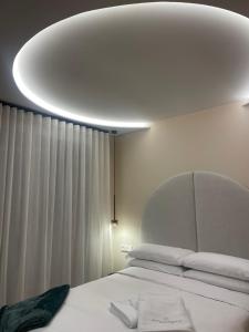 um quarto com uma cama branca e um tecto grande em Reyes Católicos Premium Beach, Playa Urbanova, Alicante em Alicante