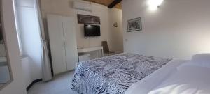 A bed or beds in a room at Chiara rooms