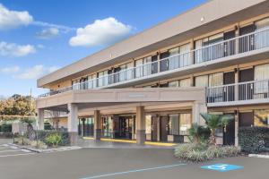 希尔顿黑德岛Spark by Hilton Hilton Head Island的建筑物前的空停车场