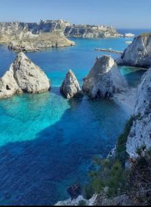 een luchtzicht op een strand met rotsen en water bij Relais Al Faro Bed&Breakfast in San Domino