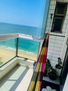 balcón con vistas a la playa y al océano en Flat na praia da Costa!, en Vila Velha