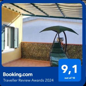 een foto van een schommel met een paraplu bij La terrazza in Pomarico