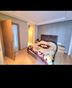 een slaapkamer met een bed met een dekbed erop bij Yasmine agadir Marocko in Agadir