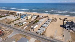 una vista aérea de una playa con casas y el océano en Oceanside Court by KEES Vacations en Nags Head