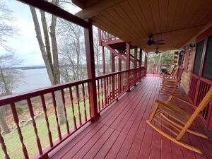 Ein Balkon oder eine Terrasse in der Unterkunft Don Quixote Lakefront log cabin