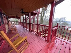 Uma varanda ou terraço em Don Quixote Lakefront log cabin