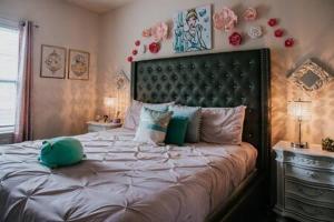 sypialnia z dużym łóżkiem z zieloną poduszką w obiekcie Family house with amazing themed rooms w mieście Kissimmee