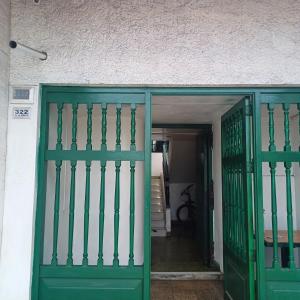 una entrada a un edificio con puertas verdes en Julia house en Huanchaco