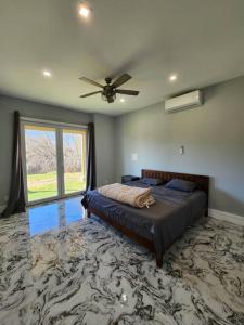 מיטה או מיטות בחדר ב-COZY COTTAGE WITH MOUNTAIN VIEW AT LAKEFRONT LOT