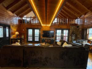 Restoran või mõni muu söögikoht majutusasutuses Don Quixote Lakefront log cabin
