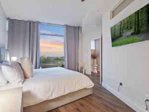 um quarto com uma cama grande e uma janela grande em 4Bedroom/ 2bath 2100sq ft Thorton Park Master Suite em Orlando