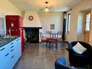 eine Küche und ein Esszimmer mit einem Tisch und Stühlen in der Unterkunft Petite maison indépendante in Nay