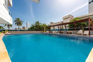 una piscina de agua azul en un edificio en Apartamento Nuevo Conquistador, en Cartagena de Indias