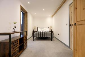 ノリッジにあるCozy Farm Stay In Norfolk W Parkingのベッドルーム1室(ベッド1台付)