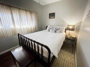 een kleine slaapkamer met een bed en een raam bij Finn's Hideaway -Modern family river home in Keokuk