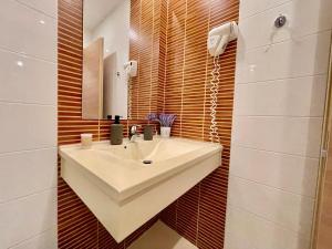 YamaLuxe Apartments - Silent & Primitive With Relaxing Area في بوخارست: حمام مع حوض ومرآة