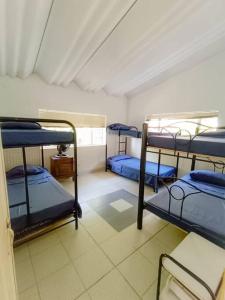 Cette chambre comprend 3 lits superposés. dans l'établissement Finca vacacional en Melgar - Capacidad max. 26, à Melgar
