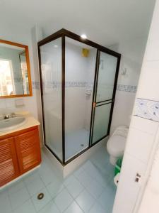 La salle de bains est pourvue d'une douche et de toilettes. dans l'établissement Finca vacacional en Melgar - Capacidad max. 26, à Melgar