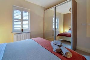 - une chambre avec un lit et un grand miroir dans l'établissement Stylish 1 Bed Townhouse, à Culmore