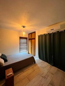um quarto com uma cama e uma janela com cortinas em Cosy suite in the heart of Ebene em Quatre Bornes