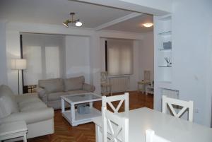 sala de estar con sofá y mesa en Nuevo piso en el centro de Córdoba, en Córdoba