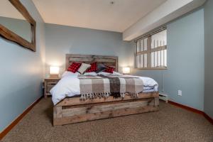 Postel nebo postele na pokoji v ubytování Creekside Slopeside 1BR with pool, hot tub, BBQ + 5 fotografií