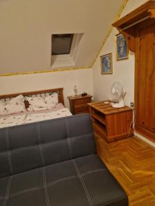 1 dormitorio con cama y escritorio en Ferienwohnung am Stadtrand en Sankt Pölten