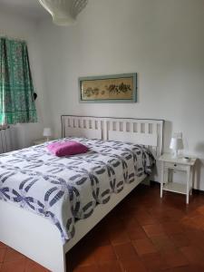 een slaapkamer met een bed met een blauw en wit dekbed bij The Shell 200 mt dal mare con giardino in centro città - posto auto in Imperia