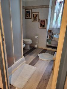 een badkamer met een toilet en een wastafel bij The Shell 200 mt dal mare con giardino in centro città - posto auto in Imperia
