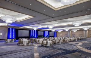 um grande salão de banquetes com mesas e cadeiras brancas em Hyatt Regency Saint Louis at The Arch em Saint Louis