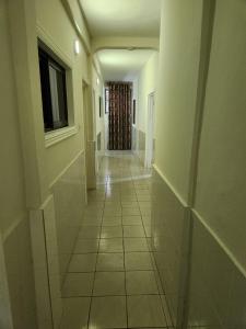 einen leeren Flur mit einem Hallwayngthngthngthngthngthngthngthngthngthngthngtgthngthngthngthngtgthngtgtgthngtgtgthngtgtgthngtgtgthngtgtgthngtgtgthngtgtgthngtgtgtgthngtgtgthngtgtgtgtgthngtgtgthngtgtgth in der Unterkunft Osu Apartment in Accra