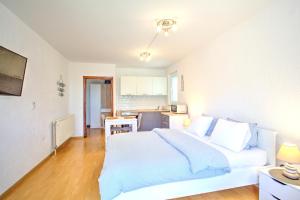 Postel nebo postele na pokoji v ubytování Anmarie Apartments Crikvenica