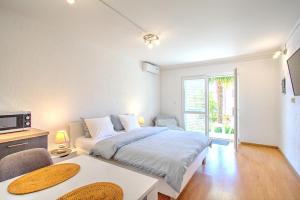 Postel nebo postele na pokoji v ubytování Anmarie Apartments Crikvenica