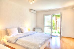 Postel nebo postele na pokoji v ubytování Anmarie Apartments Crikvenica