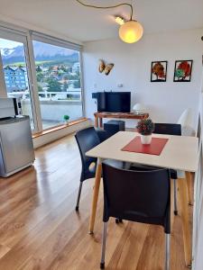 a kitchen and dining room with a table and chairs at Lo de Moli 5A in Ushuaia