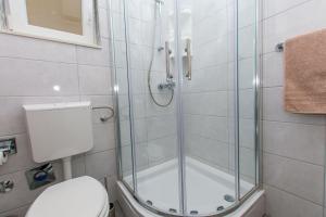 Ένα μπάνιο στο Apartment Miranda +15 φωτογραφίες